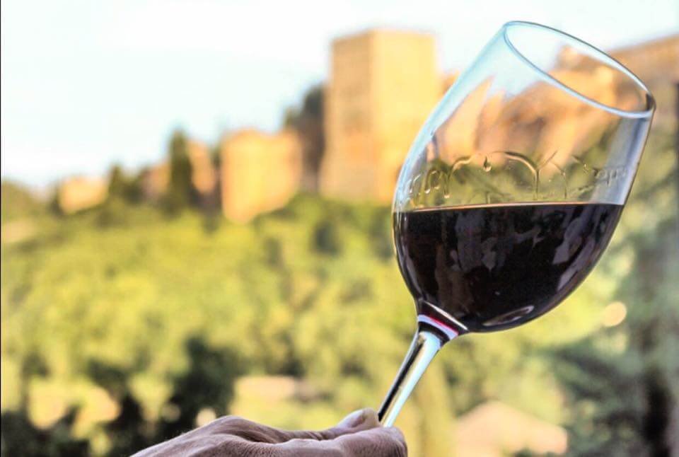 Restaurante con vistas a la Alhambra en el barrio del Albayzín, Granada. Cocina Fusión y de Mercado donde comer y vivir una experiencia gastronómica internacional en Andalucía con productos españoles